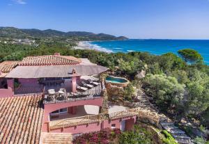 een luchtzicht op een huis met uitzicht op de oceaan bij Villa Mannus - Splendida villa vista mare con piscina in Villasimius