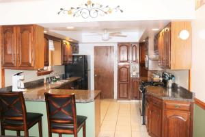 Η κουζίνα ή μικρή κουζίνα στο 3640 Wells Bay Road home