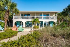 a house on the beach with palm trees at Casey Key Retreat in Nokomis