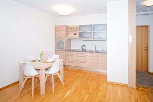 een keuken en eetkamer met een tafel en stoelen bij Küüni 5b Guest Apartment in Tartu