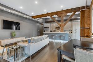 ニューオーリンズにあるThe Bacchusのソファとテーブルのあるリビングルーム