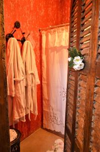 a room with a closet with a bunch of clothes at LAS FRITES' HOUSE- Casa con pileta en zona de bodegas y olivicolas in Maipú