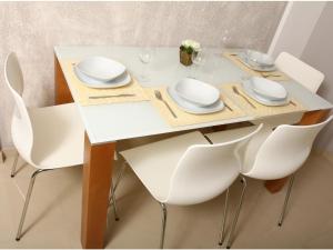 シュツァブニツァにあるApartament Martynaの白いダイニングテーブル(白いプレート、椅子付)
