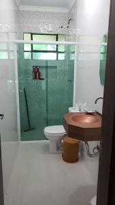 Vonios kambarys apgyvendinimo įstaigoje Sobrado Aconchegante em Condominio - Praia Martim de Sá - checkout flexível