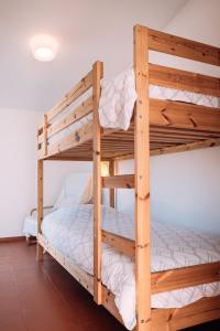 Двухъярусная кровать или двухъярусные кровати в номере Ponta Branca Beach House