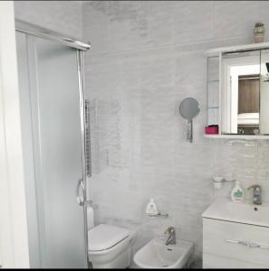 bagno bianco con servizi igienici e lavandino di Belvedere a Castro di Lecce