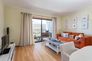 Μια τηλεόραση ή/και κέντρο ψυχαγωγίας στο Privilege Sea View Apartment Pochet with Rooftop Pool, Village Marina - Olhão