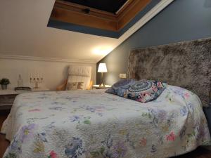 アビラにあるLa Casa de la Lunaのベッドルーム1室(花柄のベッドカバー付きの大型ベッド1台付)