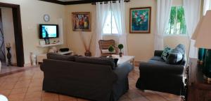 salon z 2 kanapami i telewizorem w obiekcie Villas Del Jardin 7 w mieście Juan Dolio