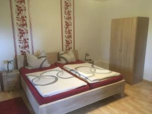 Ένα ή περισσότερα κρεβάτια σε δωμάτιο στο Cosy flat on a family friendly holiday farm in northern Hesse