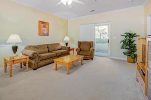 sala de estar con sofá, 2 sillas y mesa en Willow Bend, en North Myrtle Beach