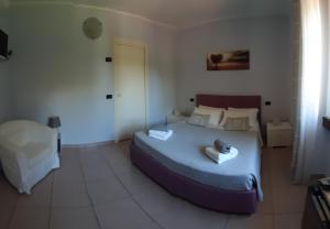 una camera da letto con un letto e due asciugamani di Villa Leilani B&B a Sale Marasino