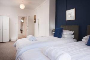 Ένα ή περισσότερα κρεβάτια σε δωμάτιο στο Newport house sleeps 9 - Mycityhaven