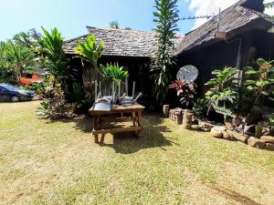a garden with a table with a bunch of plants at MOOREA - Local Spirit Iti 2 in Hauru