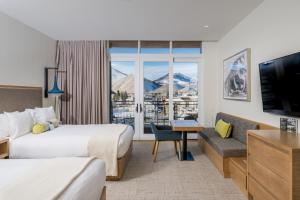 凯彻姆Limelight Hotel Ketchum的有两张床和一台电视的酒店房间 更多37张照片