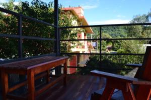 聖薩爾瓦多德胡胡伊的住宿－Posada Rivera，阳台顶部的木凳