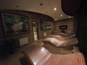un soggiorno con diverse sedie e un divano di Pinewood ANG Apartment, Semiramida Borovets Hills a Borovets Altre 54 foto