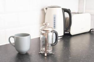 Kahvin ja teen valmistusvälineet majoituspaikassa Brynglas Newport flat sleeps 8 - Mycityhaven