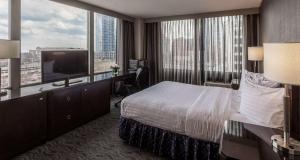 een hotelkamer met een bed en een groot raam bij Best Western Grant Park Hotel in Chicago