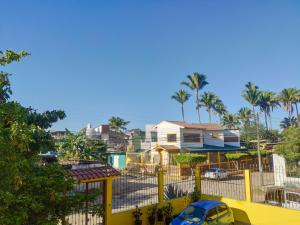 a car parked in a yard with houses and palm trees at Hansa Departameto in Puerto Vallarta