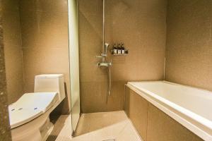 Salle de bains dans l'établissement Hotel Myeongjak