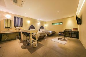 Télévision ou salle de divertissement dans l'établissement Hotel Myeongjak