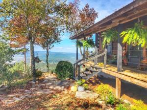 ein Haus mit einer Veranda mit Meerblick in der Unterkunft Eagles Perch - Mentone's #1 Vacation Rental! in Mentone