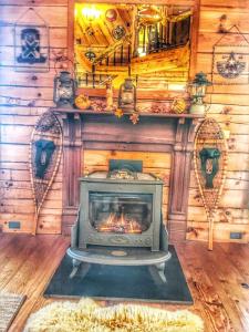einen Kamin in einem Zimmer mit einer Holzwand in der Unterkunft Eagles Perch - Mentone's #1 Vacation Rental! in Mentone