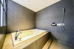 Salle de bains dans l'établissement Hotel Myeongjak