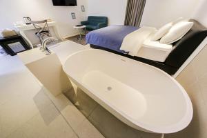 ein Krankenhauszimmer mit einem Waschbecken und einem Bett in der Unterkunft Hotel Myeongjak in Chuncheon