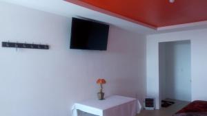 
Una televisión o centro de entretenimiento en Hotel Doña Crucita
