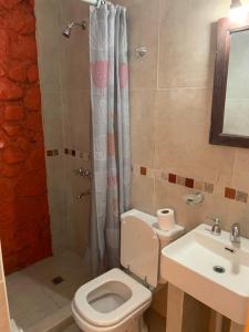 Koupelna v ubytování Hostal CASA DE PIEDRA + 21 fotografií