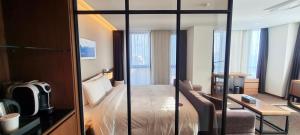 Postel nebo postele na pokoji v ubytování Ramada Encore by Wyndham Busan Haeundae