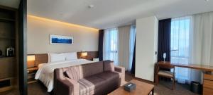 Postel nebo postele na pokoji v ubytování Ramada Encore by Wyndham Busan Haeundae