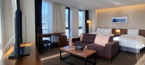 TV a/nebo společenská místnost v ubytování Ramada Encore by Wyndham Busan Haeundae