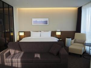 Postel nebo postele na pokoji v ubytování Ramada Encore by Wyndham Busan Haeundae