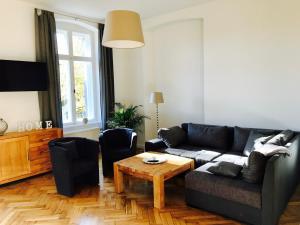 ein Wohnzimmer mit einem Sofa und einem Couchtisch in der Unterkunft Dein Gutshof Hotel & Ferienwohnungen in Görlitz