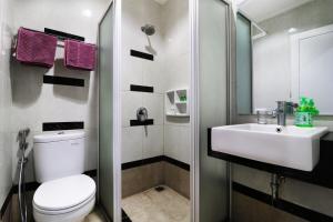 Koupelna v ubytování Bendungan Hilir Residence