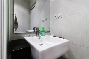 Koupelna v ubytování Bendungan Hilir Residence