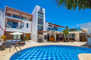 una imagen de una villa con piscina en Hotel Acacia en Puerto Ayora