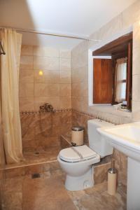 モネンバシアにあるPietra Suiteのバスルーム(トイレ、洗面台、シャワー付)