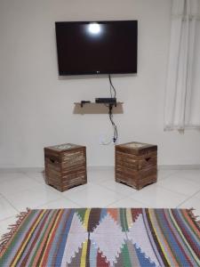 een woonkamer met 2 kasten en een flatscreen-tv bij Apartamento Elite em Cunha in Cunha