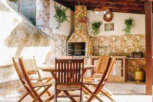 a table and chairs in a kitchen with a stove at MORADA GUARDA EXPLORER 02 in Palhoça
