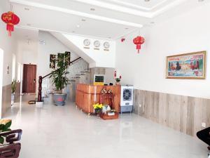 Sao Mai hotel في كون داو: غرفة معيشة بجدران بيضاء وأرضية بيضاء