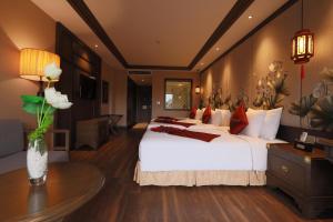 Postel nebo postele na pokoji v ubytování Lotus Aroma Sapa Hotel