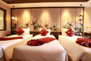 Postel nebo postele na pokoji v ubytování Lotus Aroma Sapa Hotel