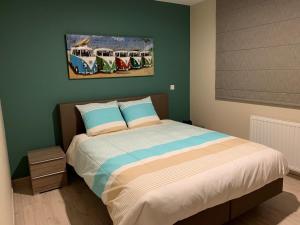 - une chambre avec un lit et deux bus sur le mur dans l'établissement Vakantieappartement Nature-L-ment, à La-Roche-en-Ardenne