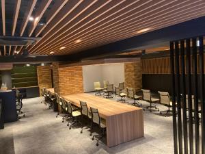 Trust Hotel في هيروشيما: قاعة المؤتمرات مع طاولة وكراسي طويلة