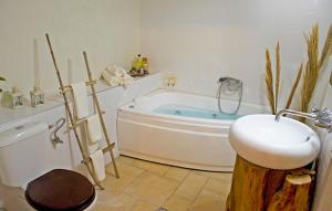La salle de bains est pourvue d'une baignoire et d'un lavabo. dans l'établissement Villa Cosmakis, à Rodakino