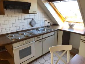 Una cocina o cocineta en Ferienwohnung-Op-n-Rugenbarg-70